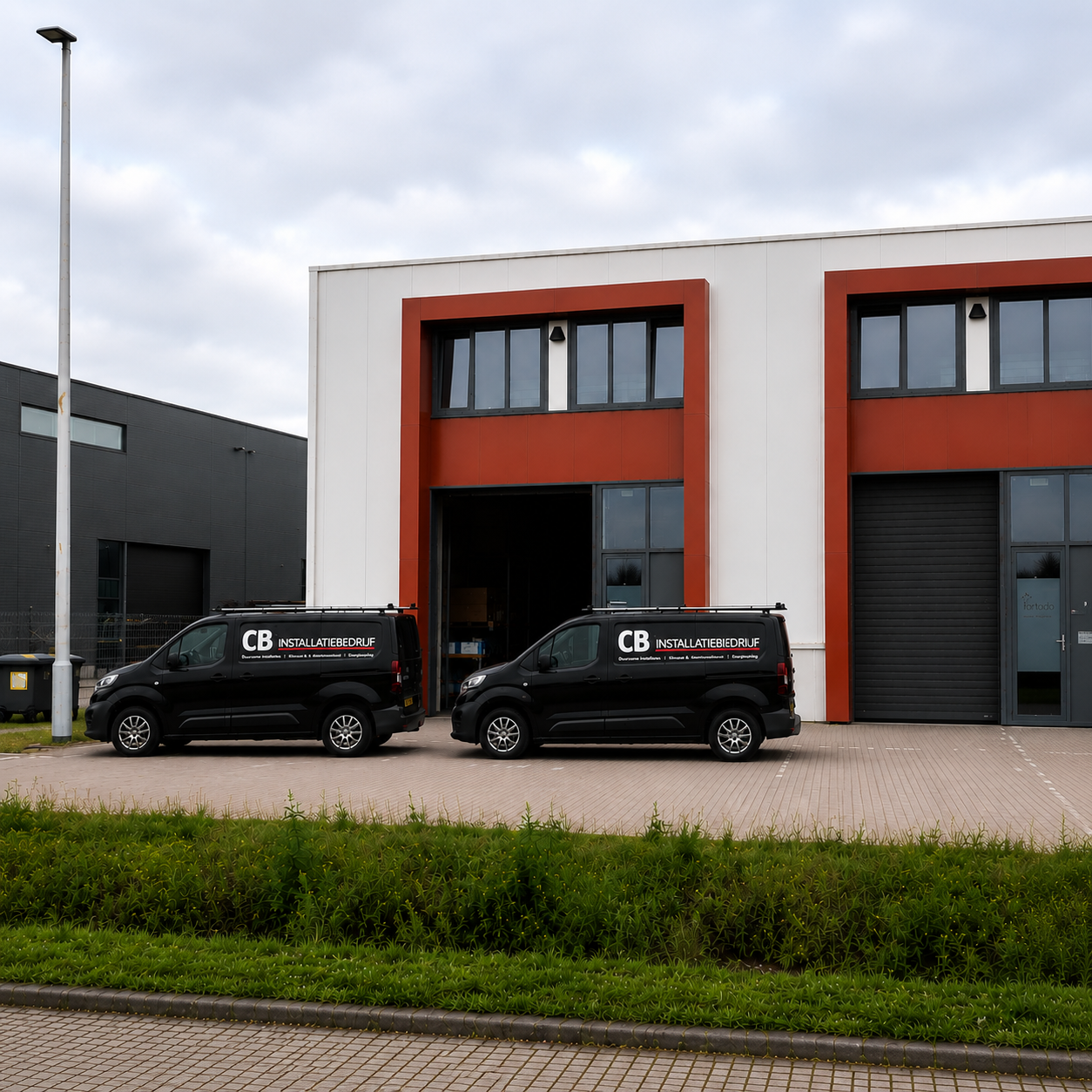 CB Installatiebedrijf Lemmer met bedrijfsbussen voor het pand
