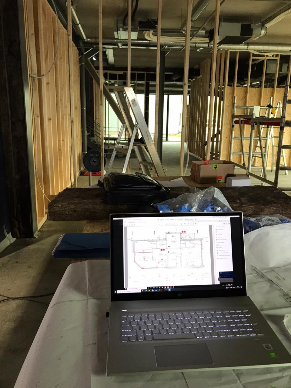 Installatietekening op een laptop in een gebouw in aanbouw