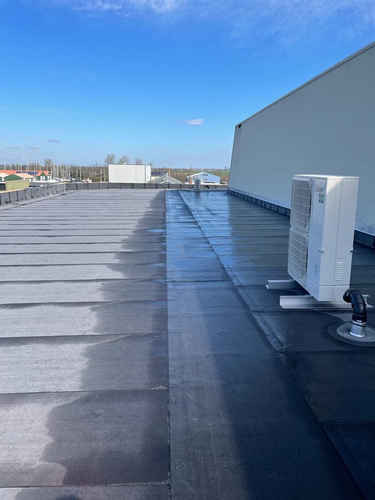 Dakunit op het gerenoveerde kantoorpand in Woudsend
