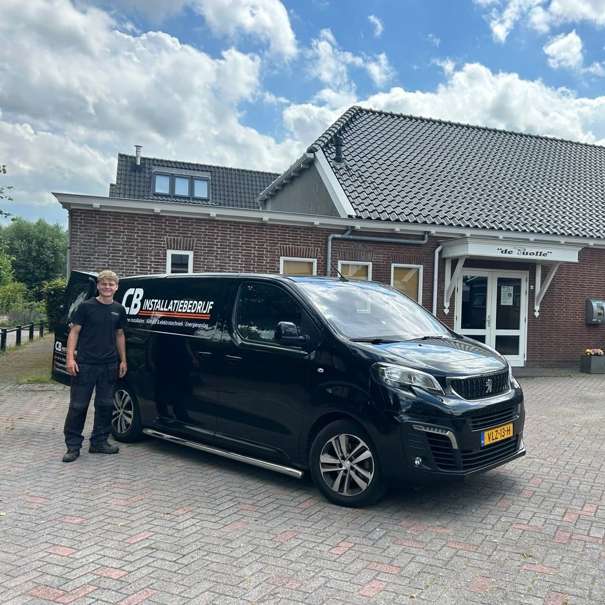 Collega bij een CB-bus in Lemmer