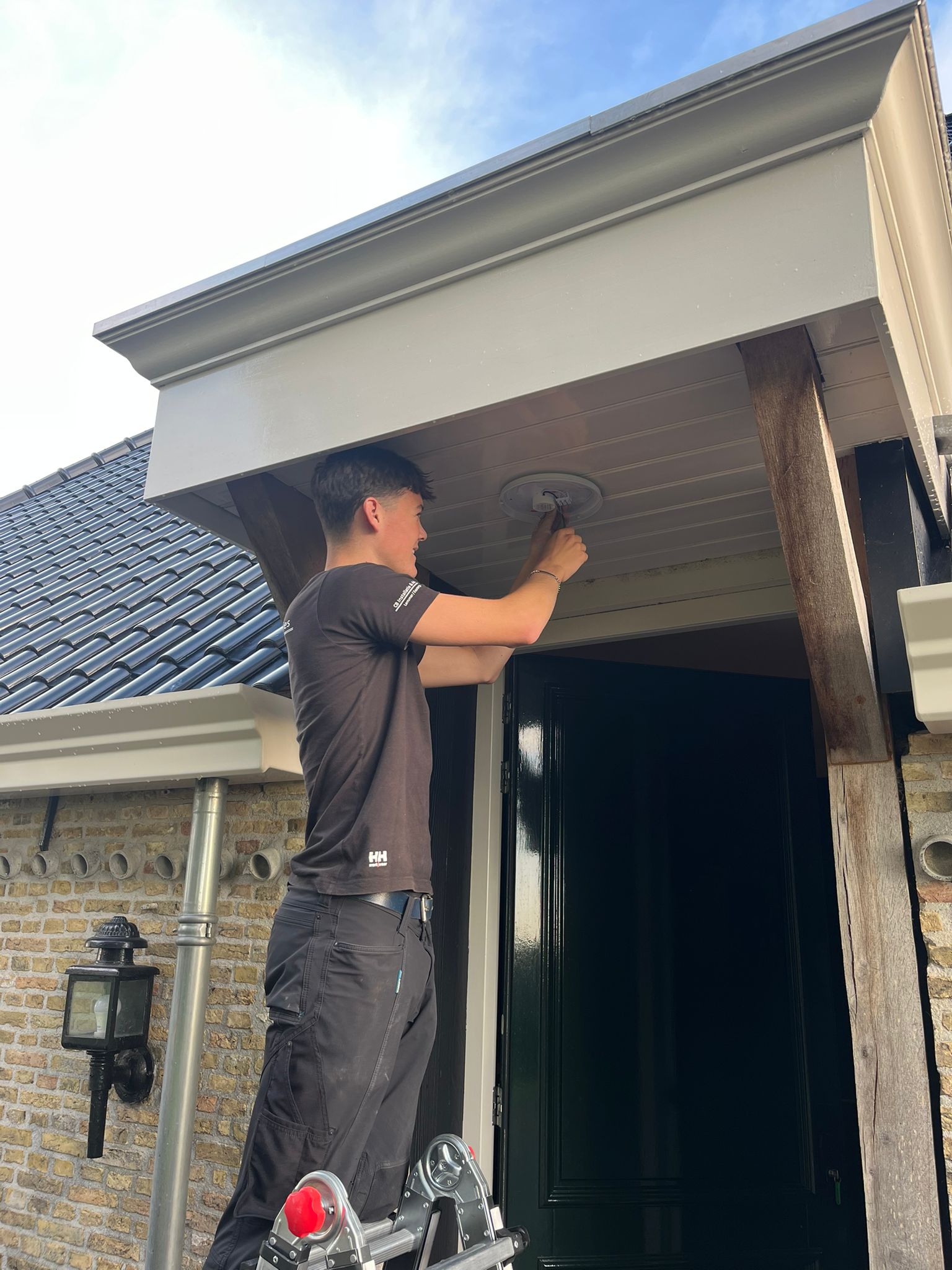 Leerling van CB Installatiebedrijf aan het werk