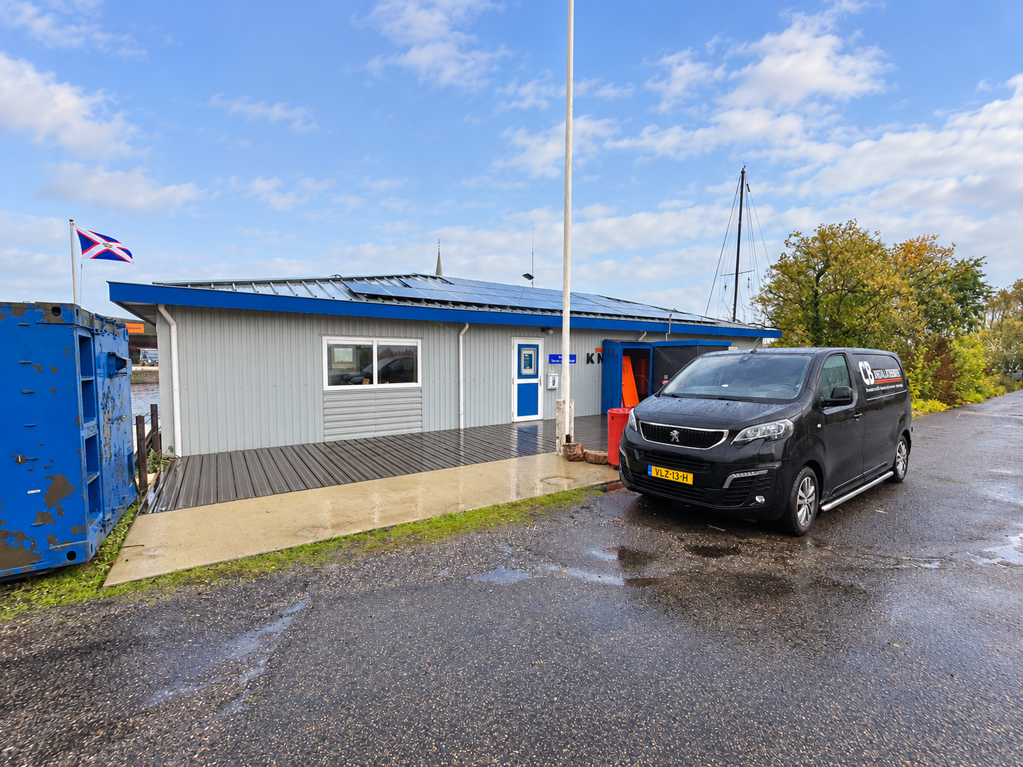 KNRM-clubhuis in Lemmer met zonnepanelen en CB Installatiebedrijf-bus